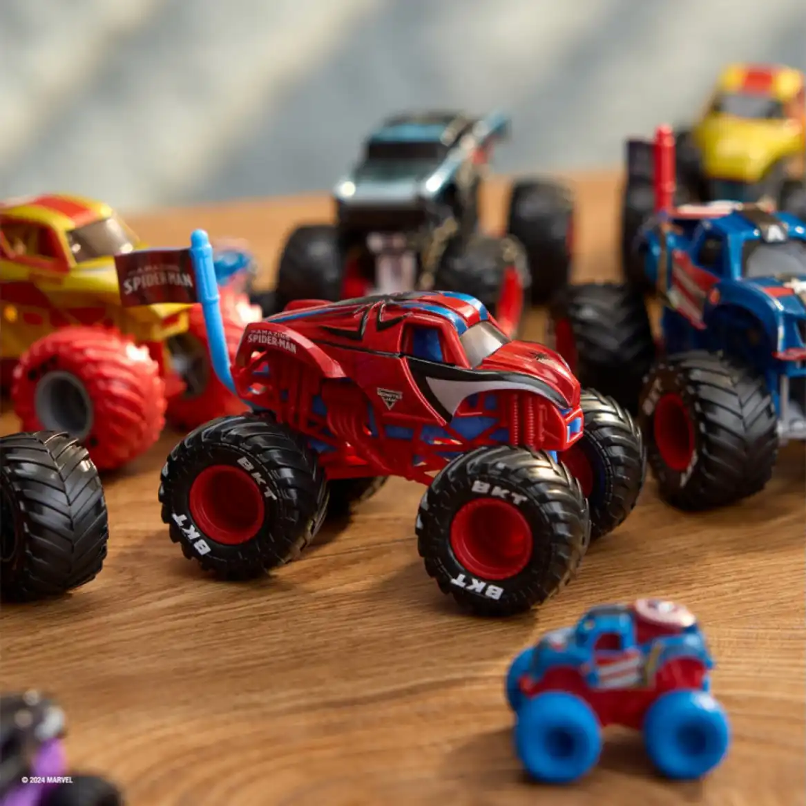 Organiza una fiesta Monster Jam inolvidable con amigos.