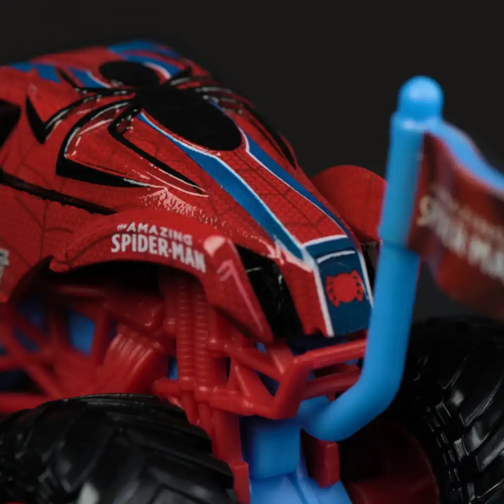 Crea tus propias piezas épicas con el monster truck Spider-Man.