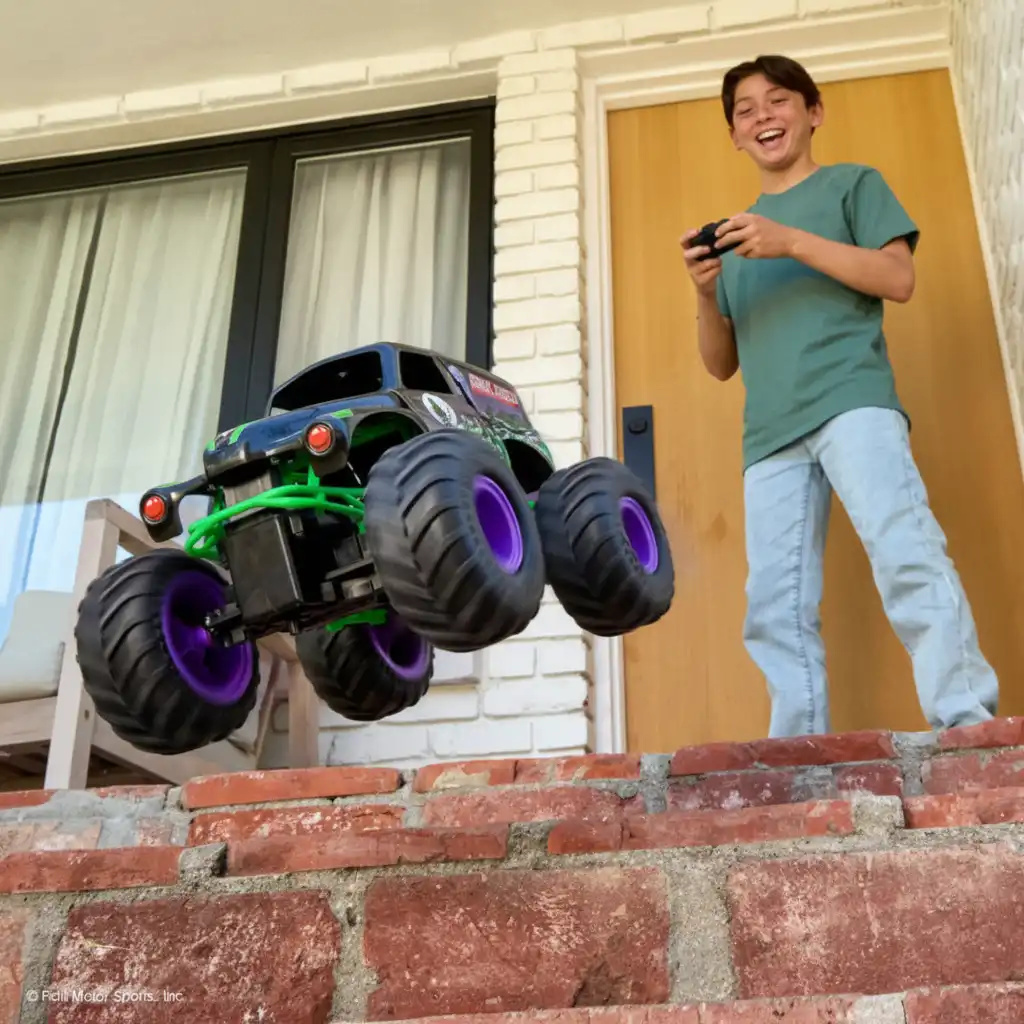¡Crea tu propia arena Monster Jam llena de obstáculos!