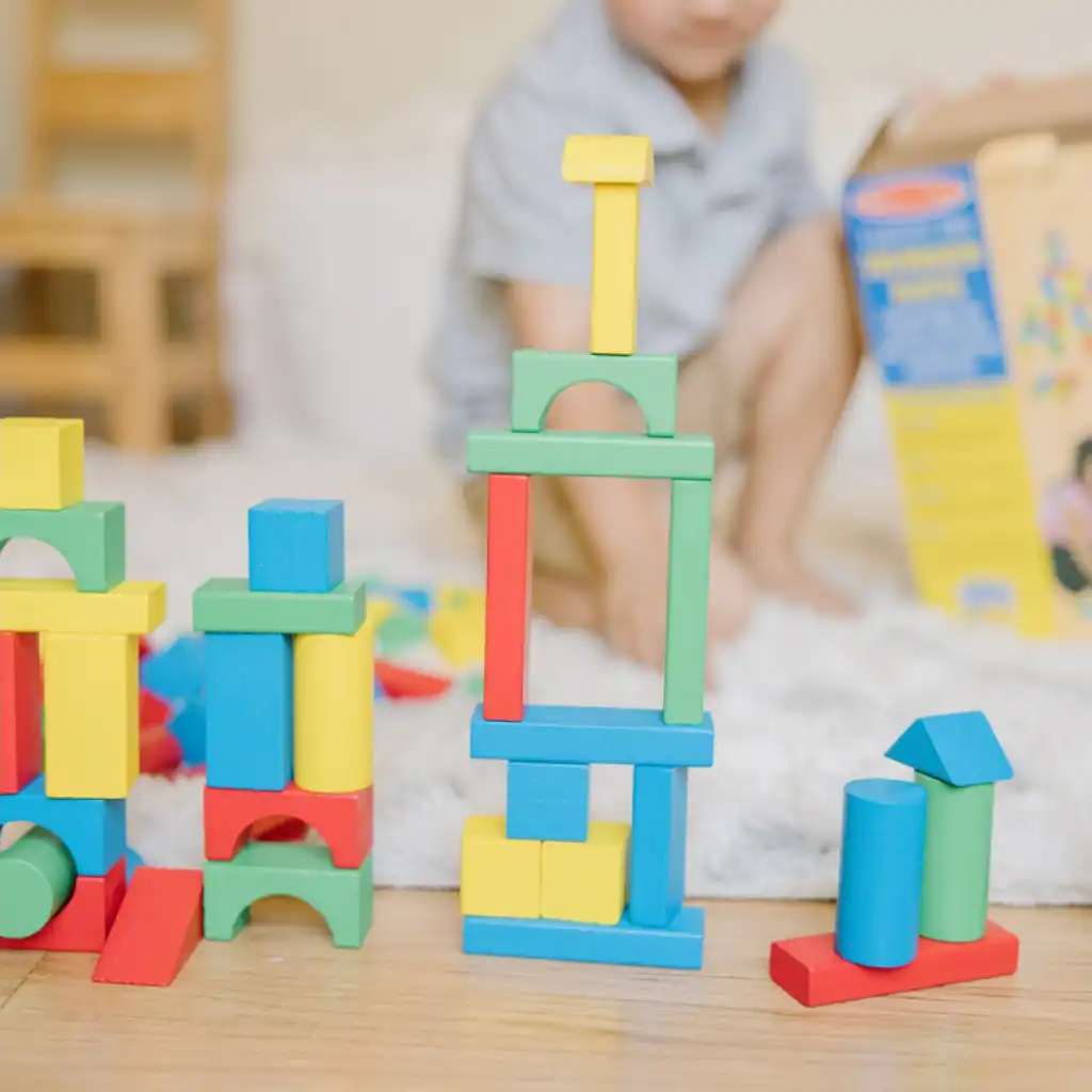 Fomenta la creatividad infantil con nueve formas diferentes de bloques.