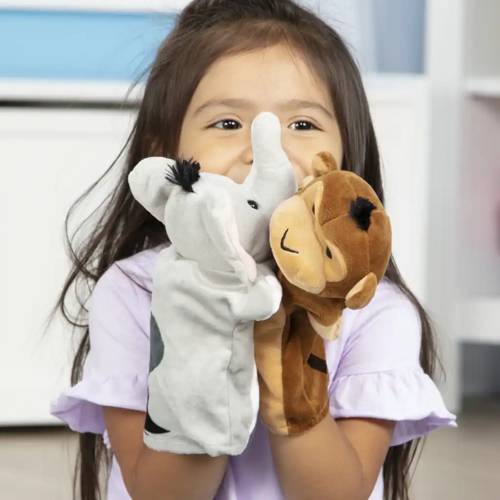 Diversión para pequeños y grandes gracias al tamaño universal de los guantes.