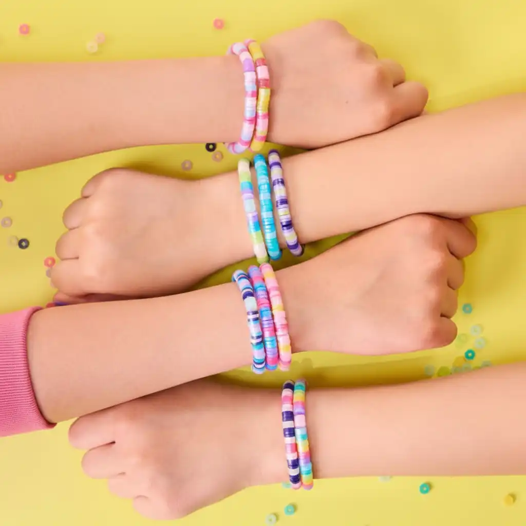 Fabricación fácil y rápida de pulseras gracias a un sistema único.