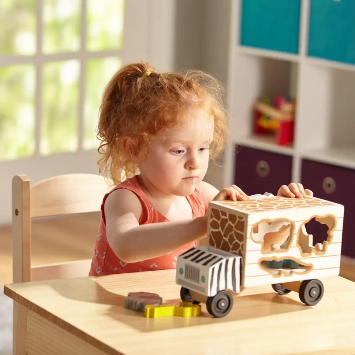 Diversión segura con materiales naturales para niños pequeños.
