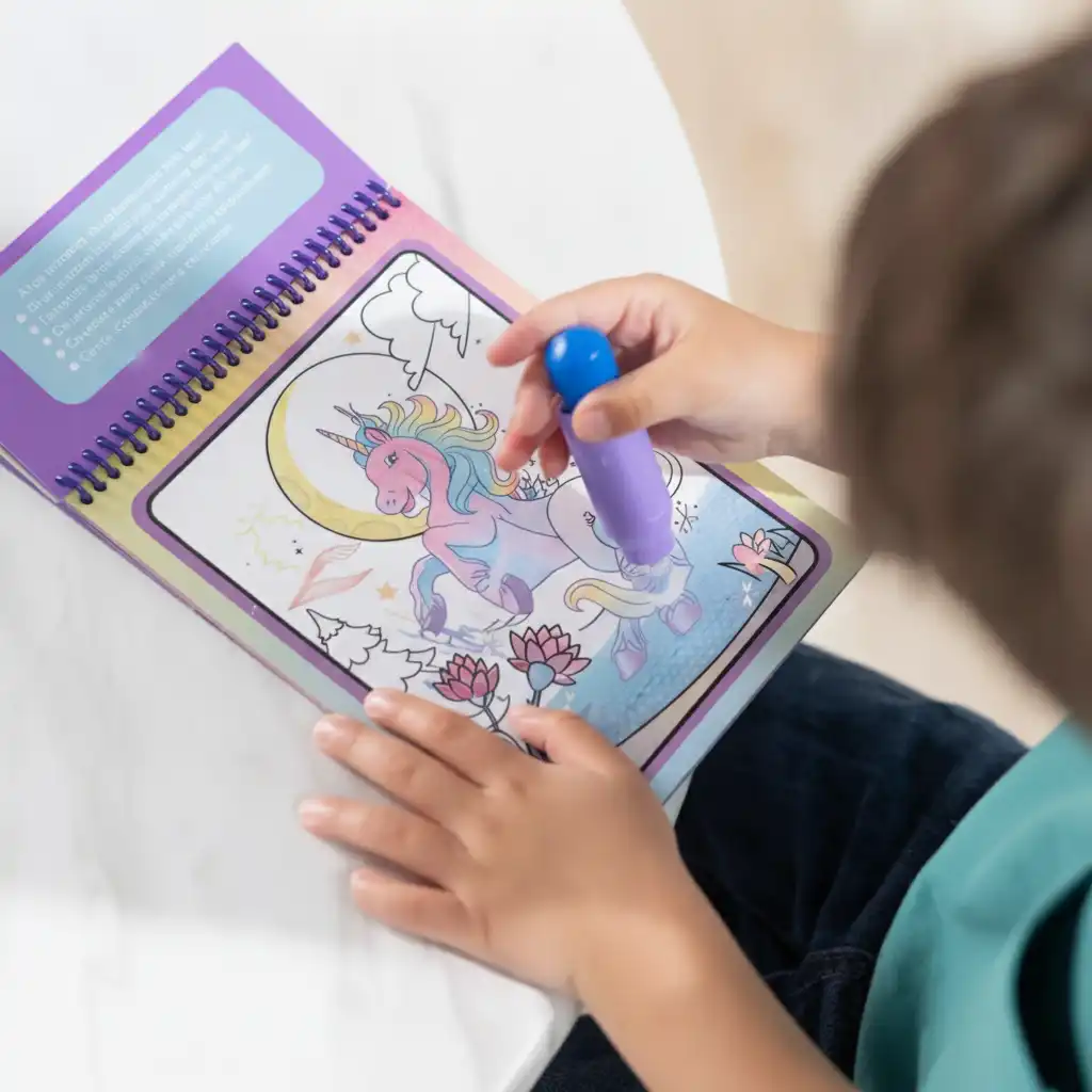 El bolígrafo ergonómico ayuda a los niños a perfeccionar sus primeros intentos de pintura.