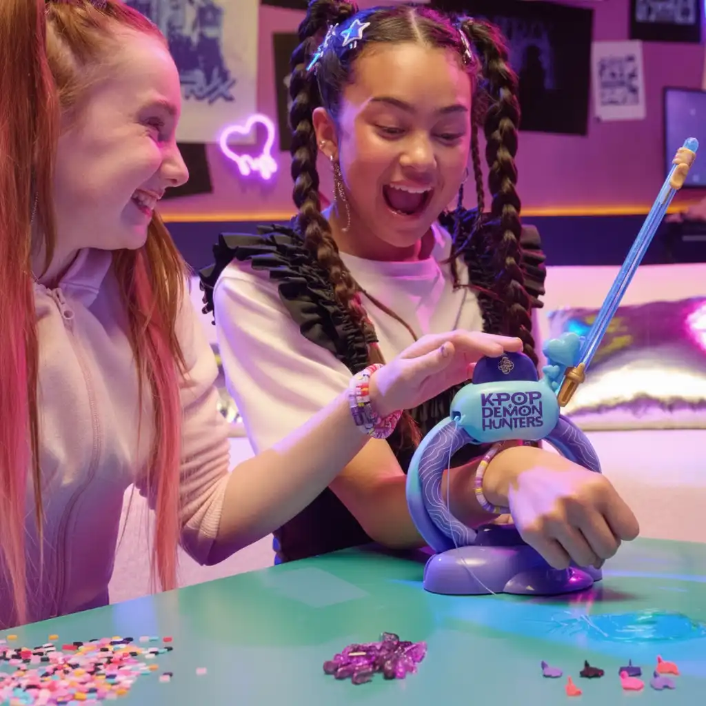 Creación fácil de pulseras gracias al innovador bolígrafo para ensartar.